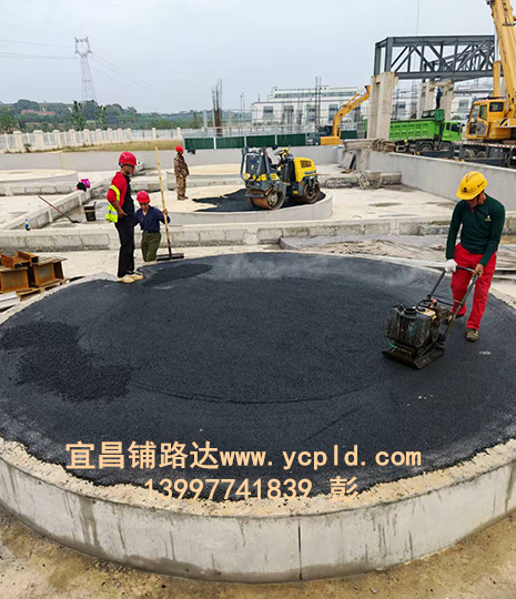 化工廠(chǎng)罐體底座瀝青攤鋪，罐